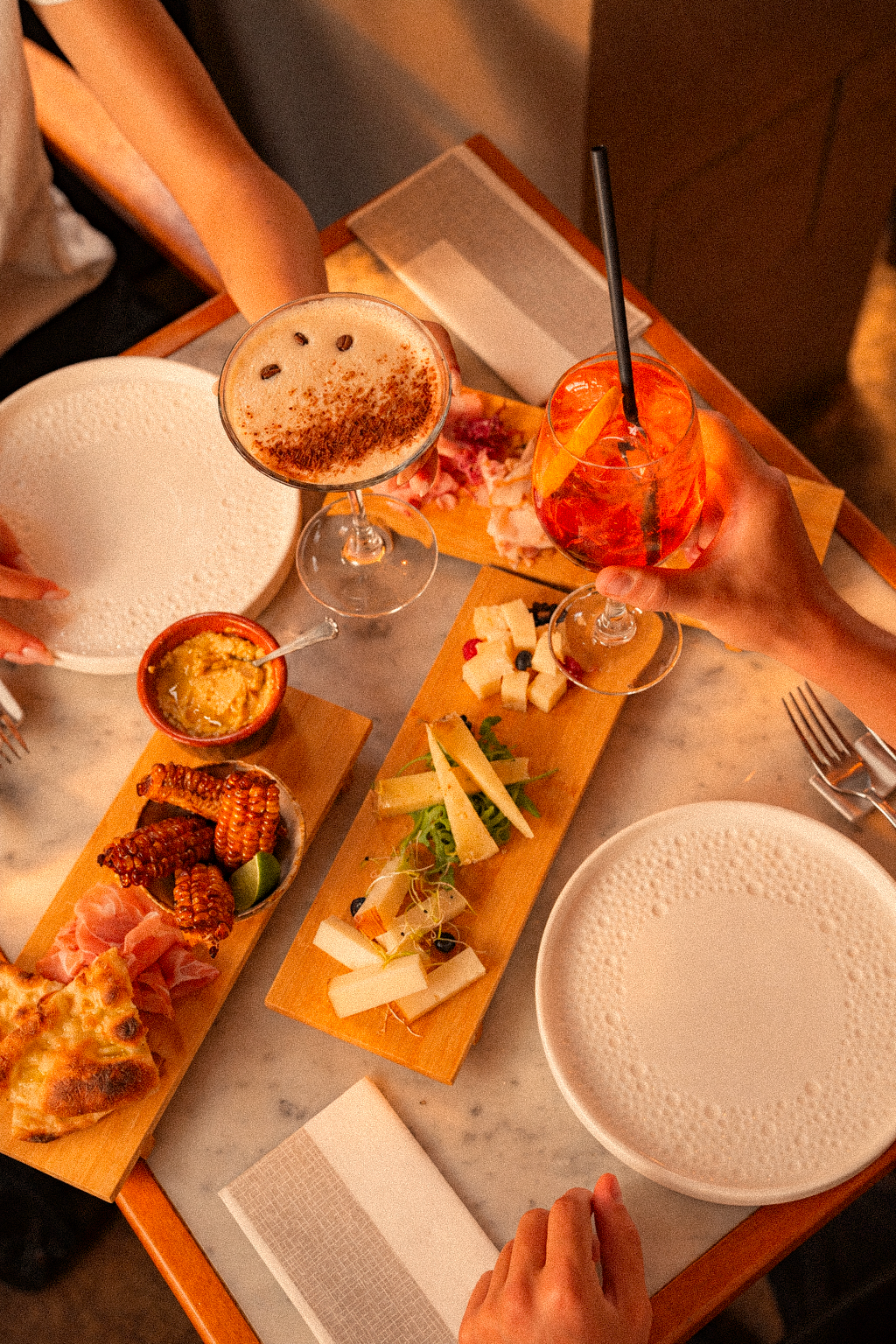 Aperitivo da Perdinci: taglieri e cocktail visti dall'alto