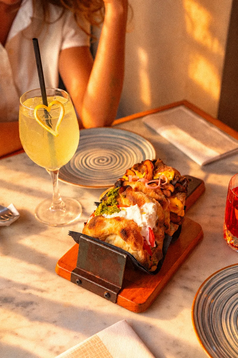 Il Pins8 — il panino farcito di Perdinci con uno spritz e cocktail signature
